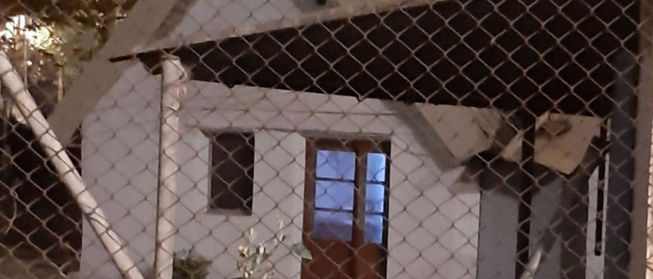 Detalle de la barraca expropiada por el ayuntamiento, ocupada y con la luz encendida. | LEVANTE-EMV