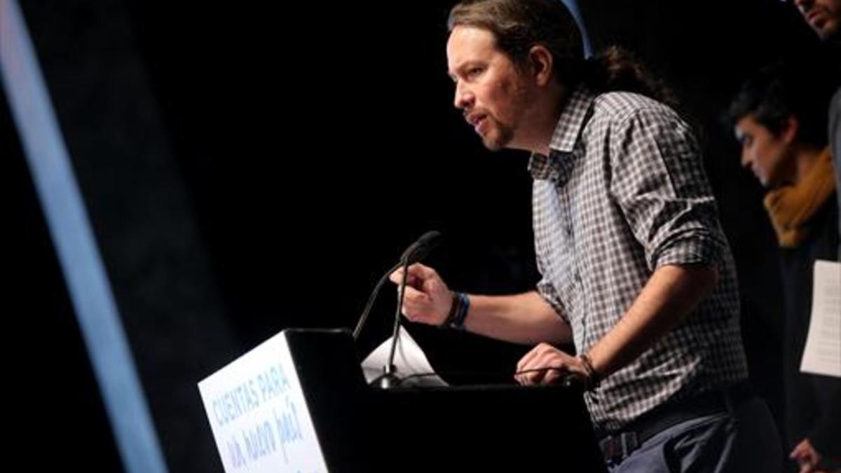 Pablo Iglesias (arriba) y el mentís que tuitéo Echenique en enero (abajo).