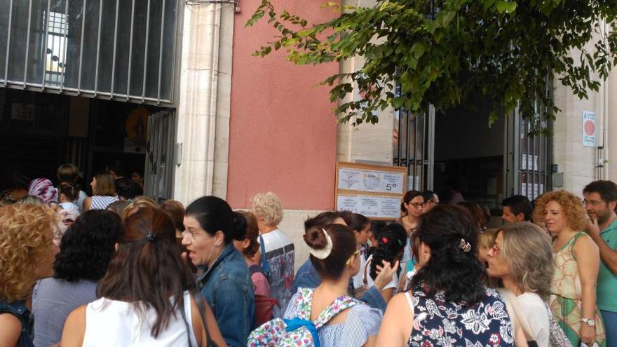 Imagen del ambiente a las puertas del colegio San Roque de Alcoy