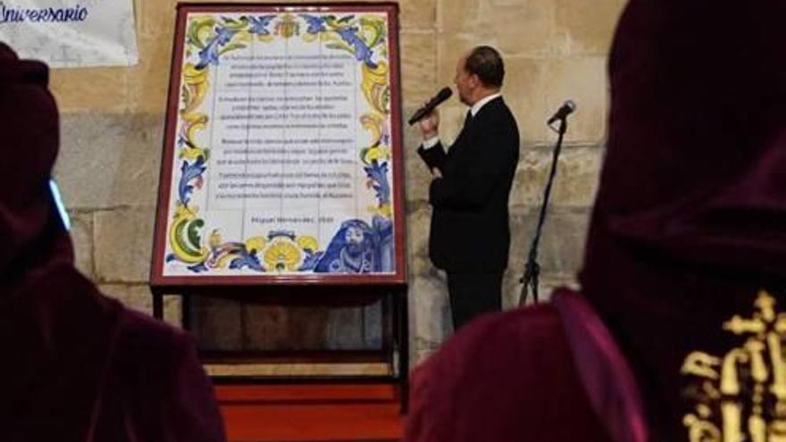 Emilio Bascuñana lee, el pasado Miércoles Santo, el poema escrito en el mural.