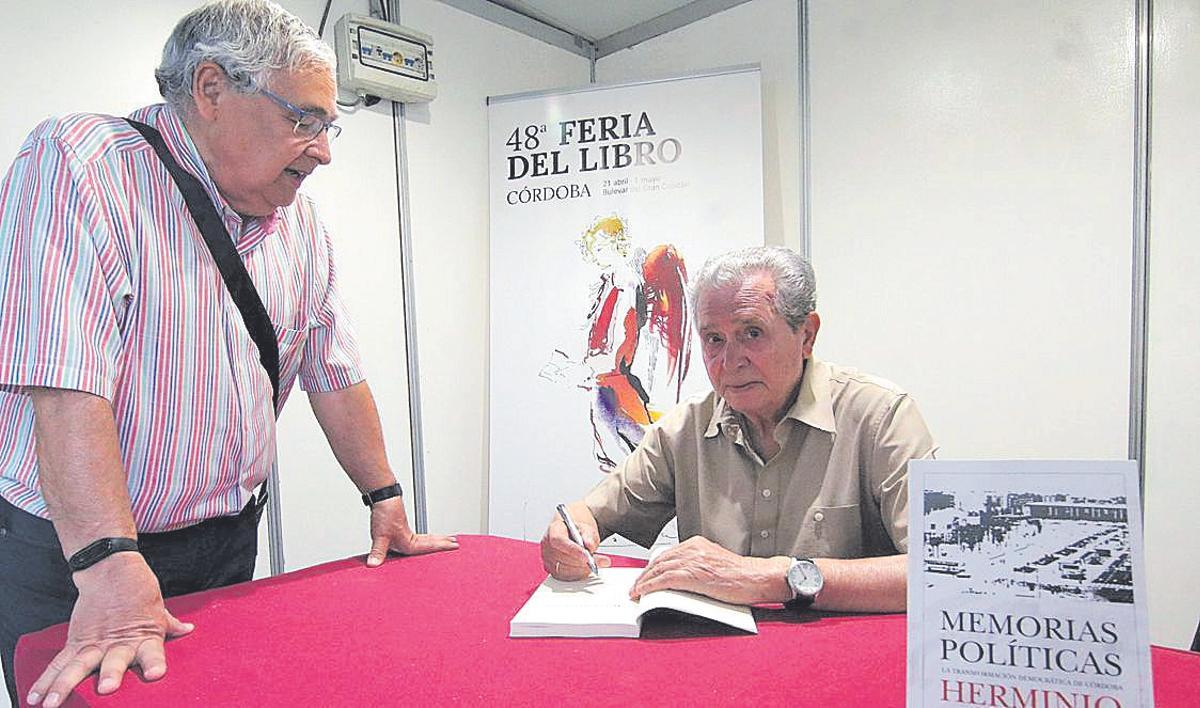 Herminio Trigo, durante la firma de libros.