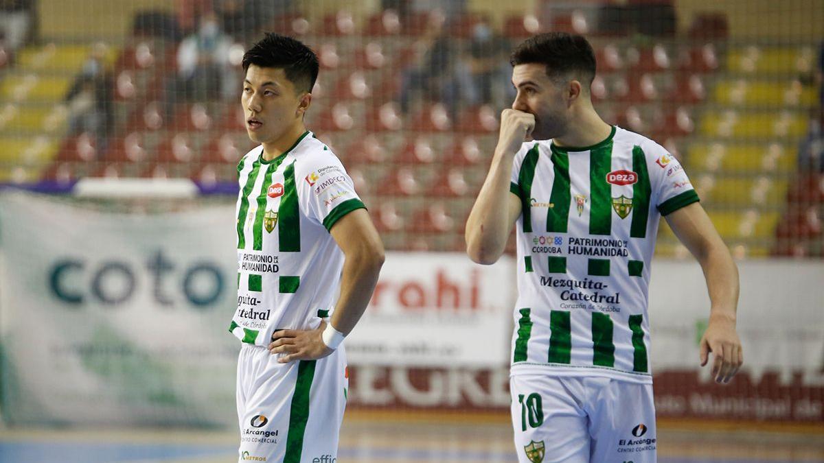 Shimizu y Saura, en el partido disputado por el Córdoba Futsal ante el Xota Osasuna en Vista Alegre.