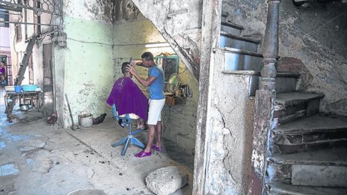 EDIFICIOS CON ANDAMIOS. La Habana también es un estado de ánimo, el de sus habitantes, que se han tenido que adaptar a una  ciudad en derribo.