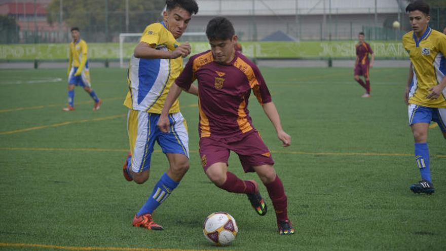 Óscar Castro pelea por el balón con un futbolista local.