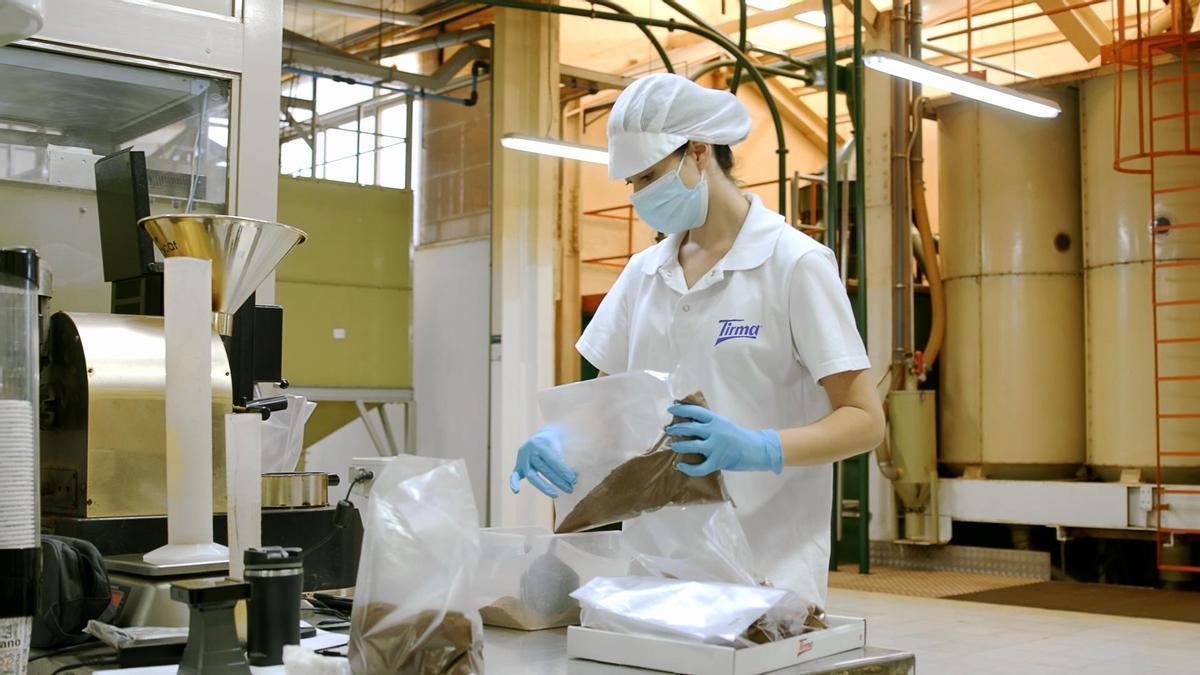 La compañía se dedica a la fabricación, envasado y comercialización de productos derivados del café y del cacao