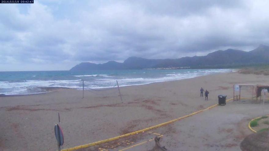 Viele Wolken am Dienstagvormittag (18.10.) am Strand von Son Serra de Marina.