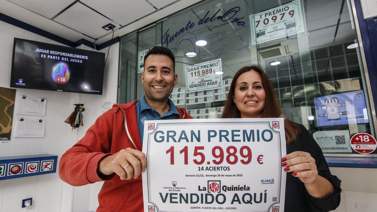 Daniel y Vanessa, posan esta mañana en Fuente del Oro, situada en la calle Antonio Silva de Cáceres.