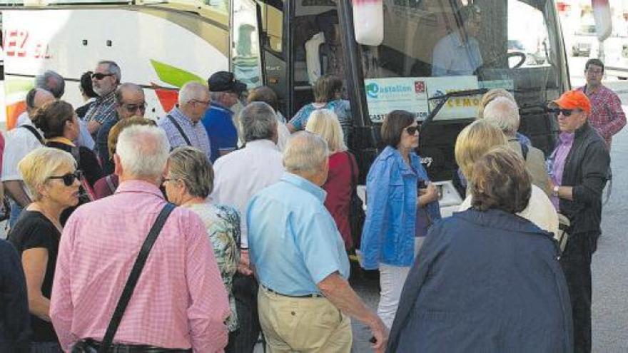 Diputación anima a los mayores a viajar por la provincia para rescatar al turismo