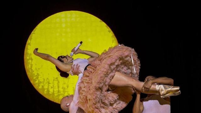 La cantante Rosalía durante el concierto que ha ofrecido este lunes en el Palau Sant Jordi de Barcelona.