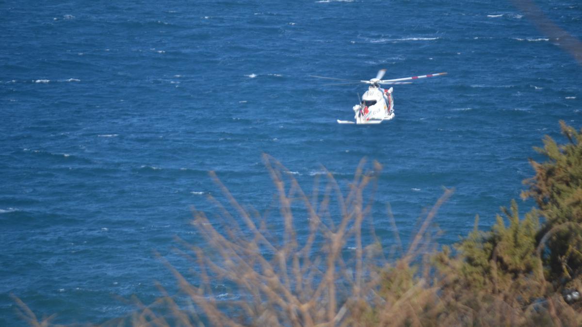 El helicóptero de Salvamento Marítimo, durante la búsqueda, en la costa de Valdés.