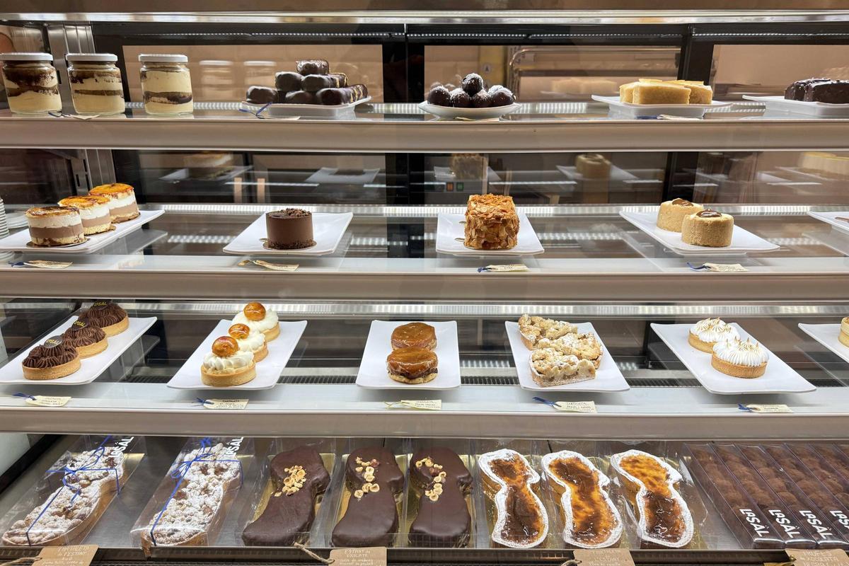 La vitrina de LaSAL amb els pastissos del dia.
