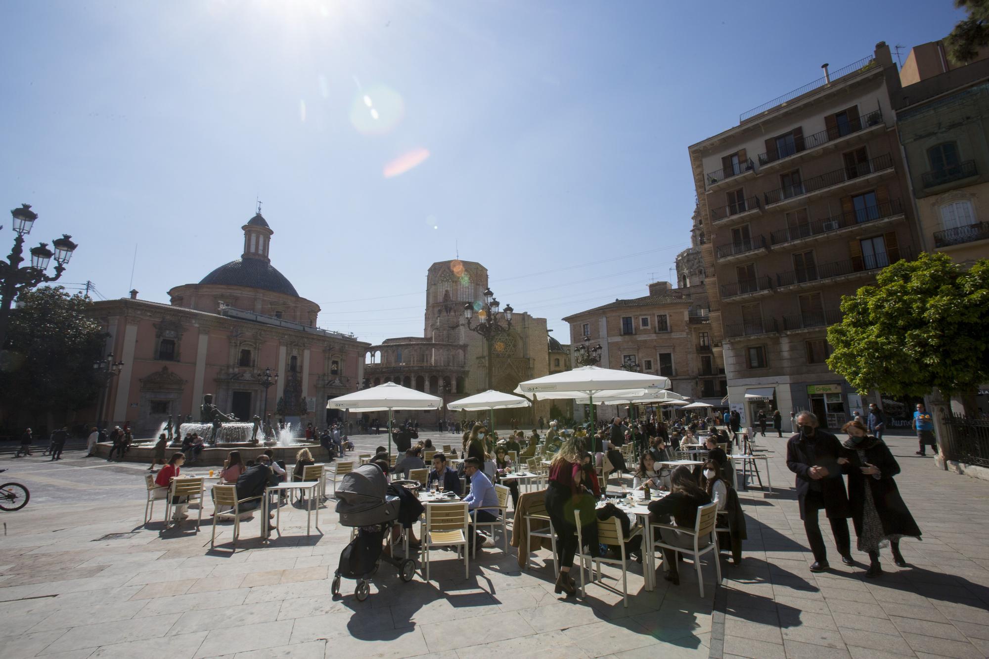 El sol y las buenas temperaturas abarrotan València