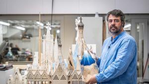 Xisco Llabrés, arquitecto de la Sagrada Família, en el taller de modelistas de Gaudí, junto a la maqueta de la Capilla de la Asunción.