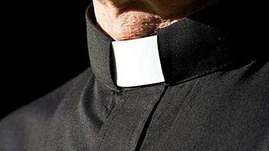 Un sacerdote con alzacuellos.