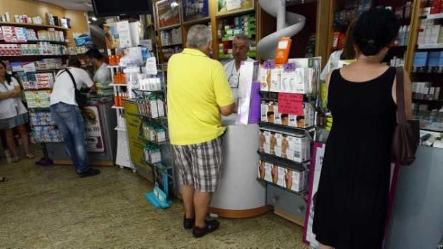 Imagen de varios pacientes en una farmacia de la capital en una imagen de archivo.