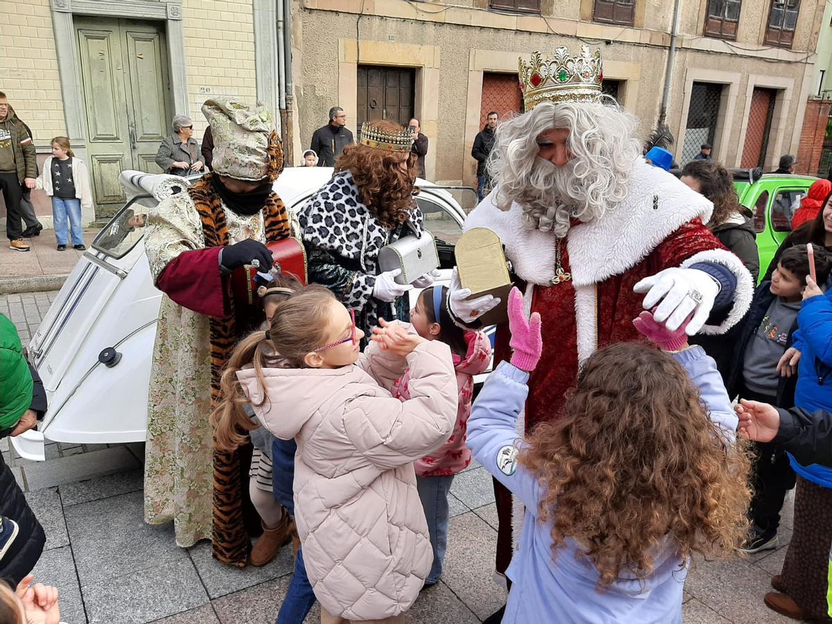 Los Reyes Magos llegan a la Pola para adorar al Niño Jesús y recibir a los pequeños
