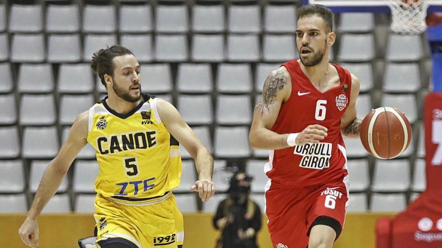 L&#039;argentí Pepo Barral bota la pilota durant el partit contra el Canoe a Fontajau