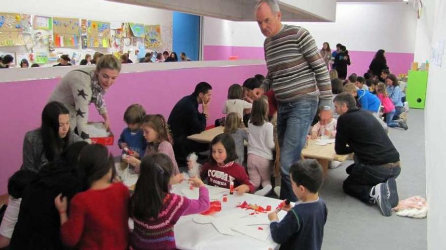 Numerosas familias participaron ayer en los talleres del Proyecto Enki en el Marco de Vigo. // Faro