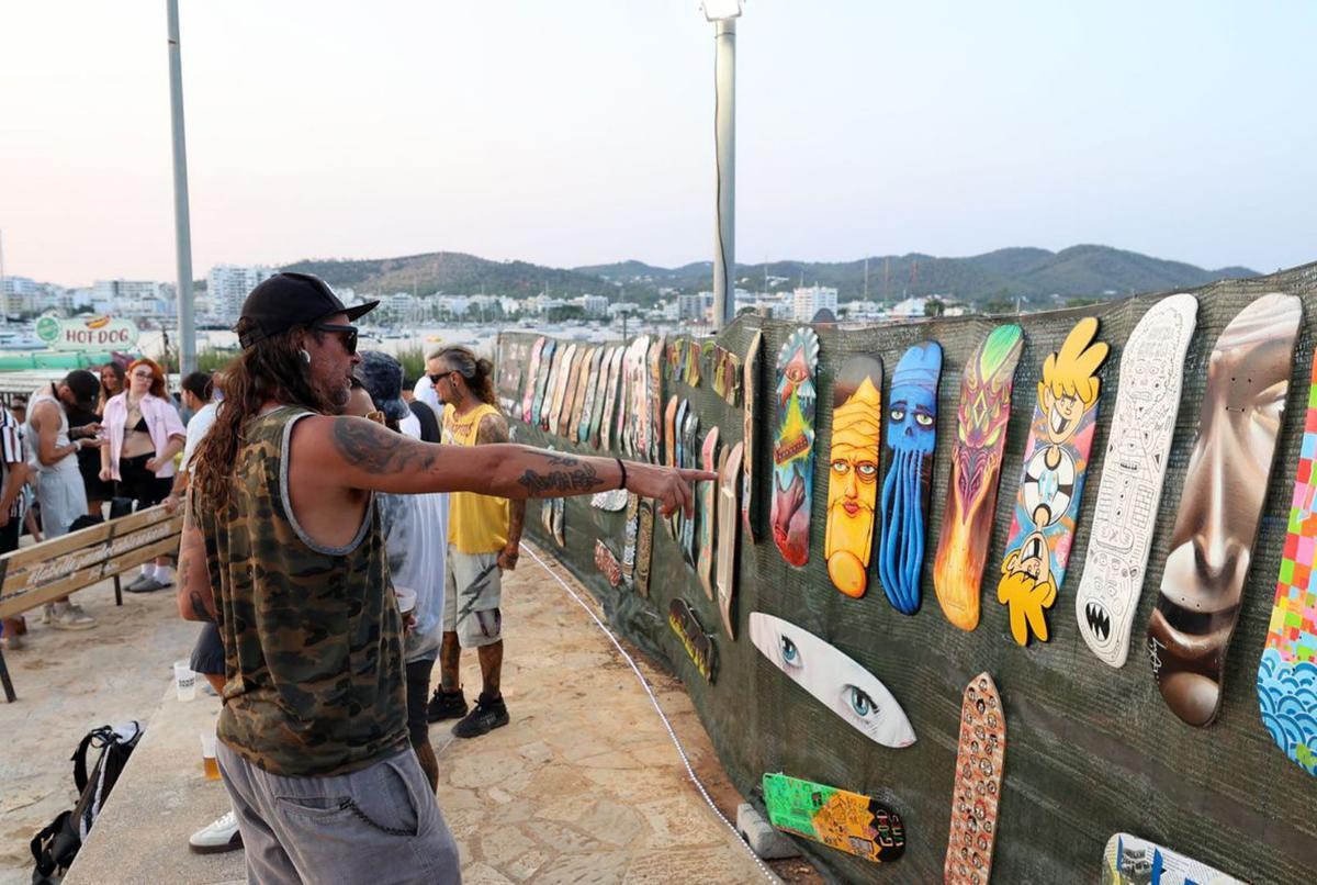 Exposición de tablas de monopatín. |  | J.A. RIERA