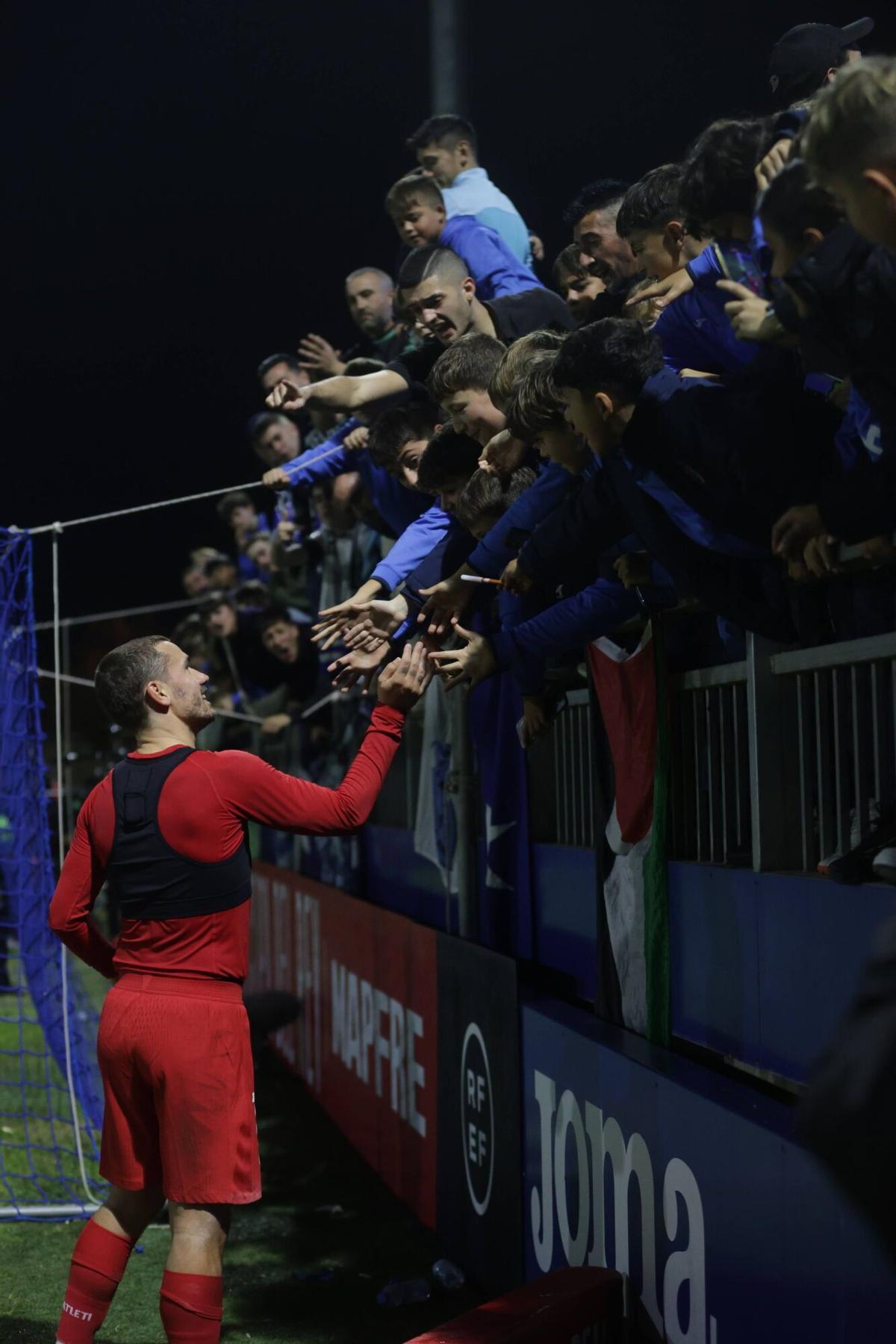 Was bleibt, sind auch Bilder wie diese: Der zweifache Torschütze Antoine Griezmann nach dem Spiel mit Fans von Atlético Baleares.