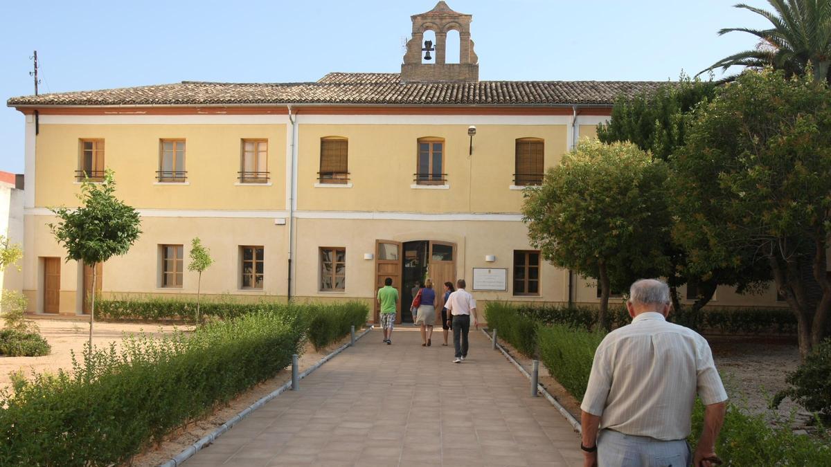 Entrada y fachada principal del centro de día Juan Bautista Mompó Albiñana de l'Olleria, en una imagen de archivo.