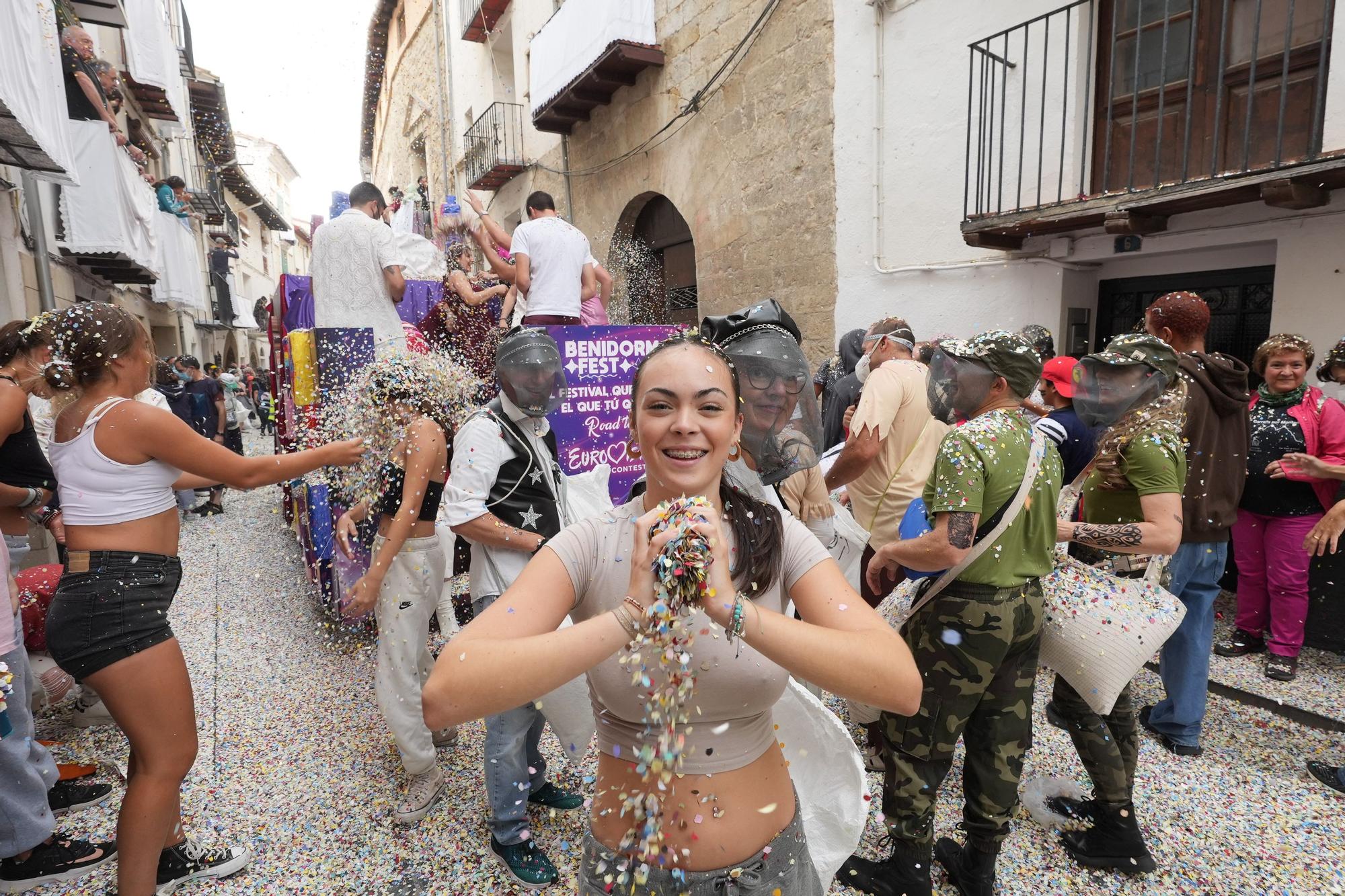 Búscate en el desfile de carrozas y disfraces de l'Anunci de Morella