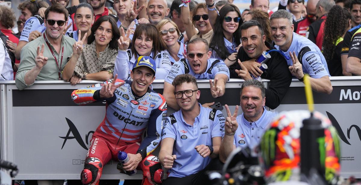 Marc Márquez celebra su segundo puesto en Jerez con todo su equipo y familia.