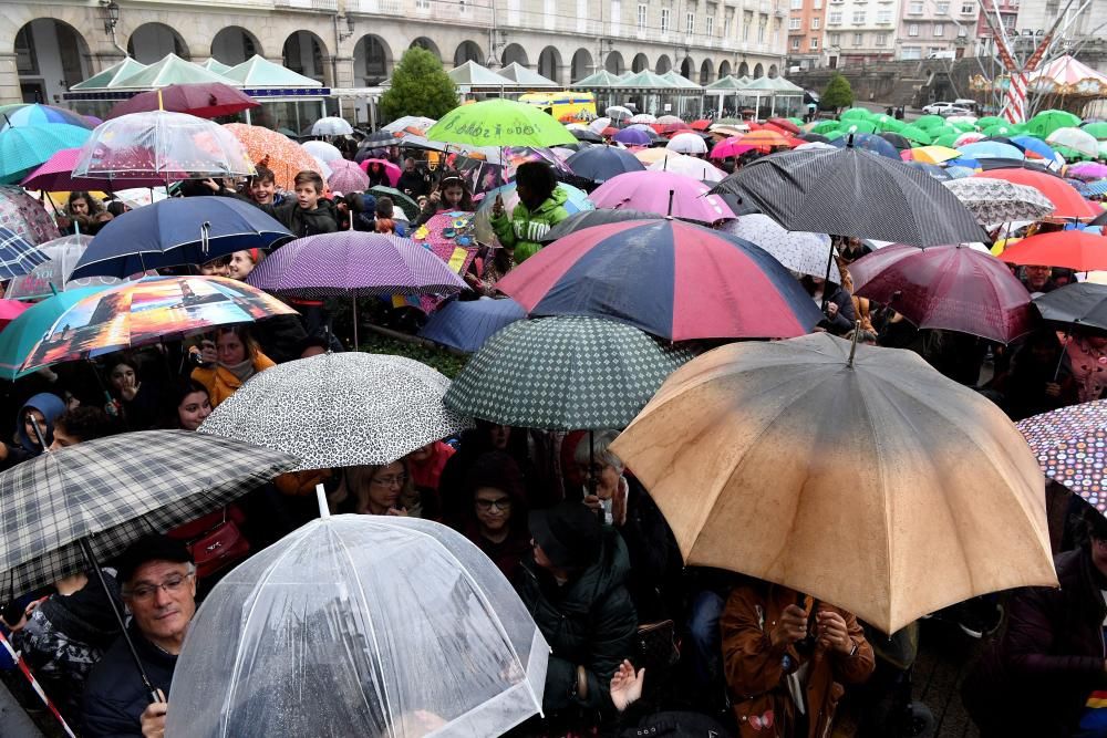 La plaza de María Pita acoge una concentración con paraguas de colores para celebrar y visibiizar la efeméride.
