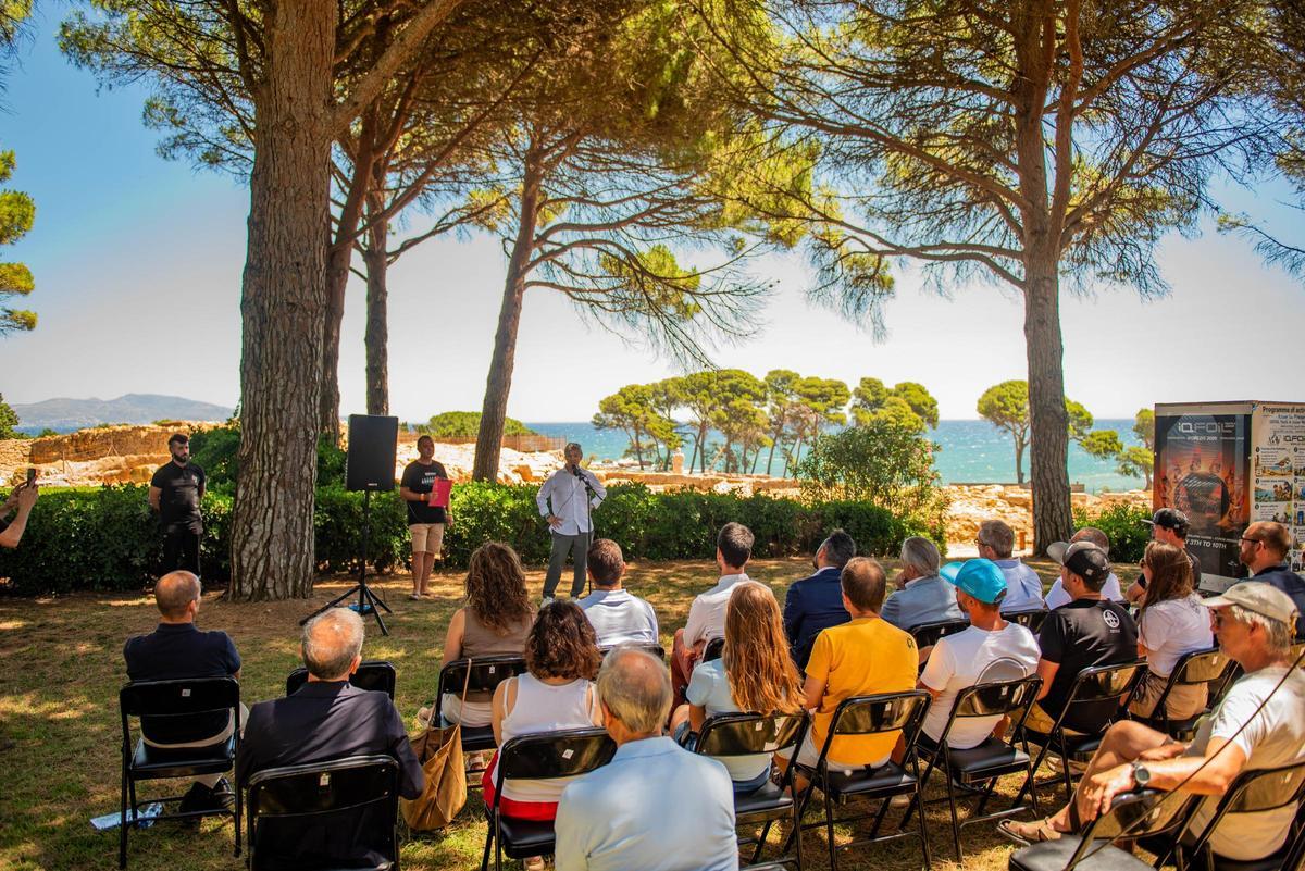 L'acte de presentació a les ruïnes d'Empúries.