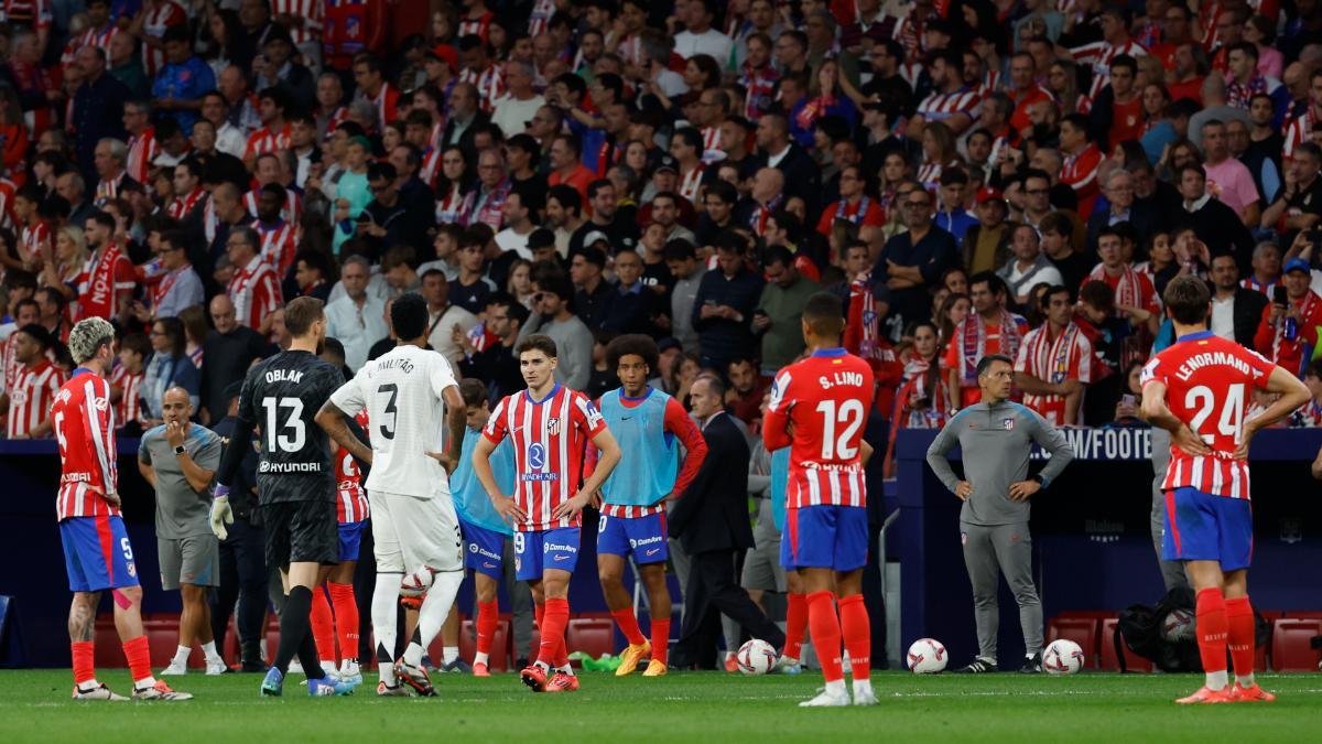 Jugadores del Atlético y del Real Madrid durante el parón en el partido de la LaLiga EA Sports que Atlético de Madrid y Real Madrid disputan este domingo en el estadio Civitas Metropolitano.