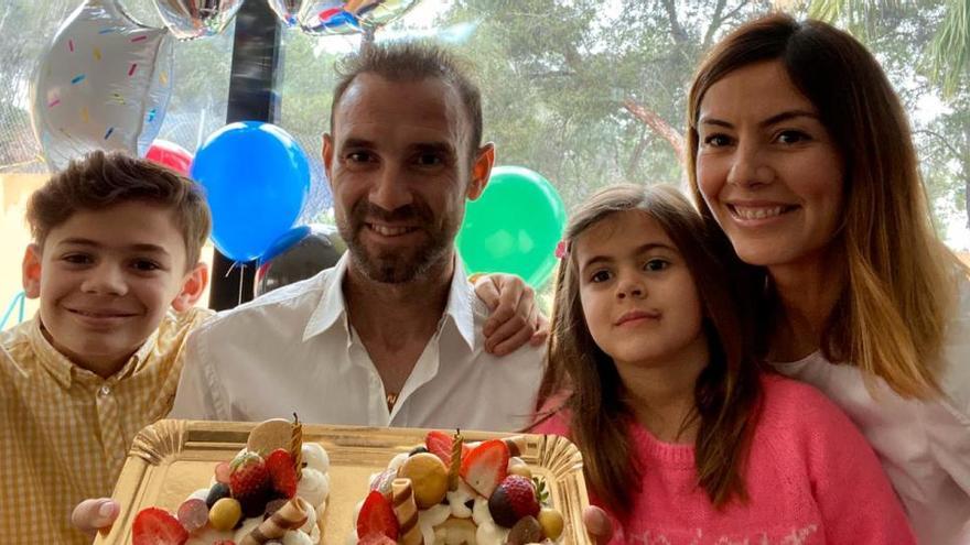 Alejandro Valverde, con sus hijos y su mujer durante la celebración de su cumpleaños