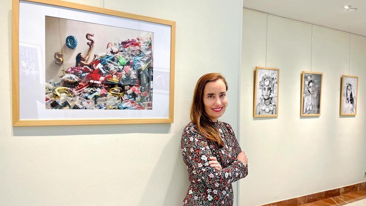 María Cabaleiro, junto a sus fotografías expuestas en el Colegio de España.