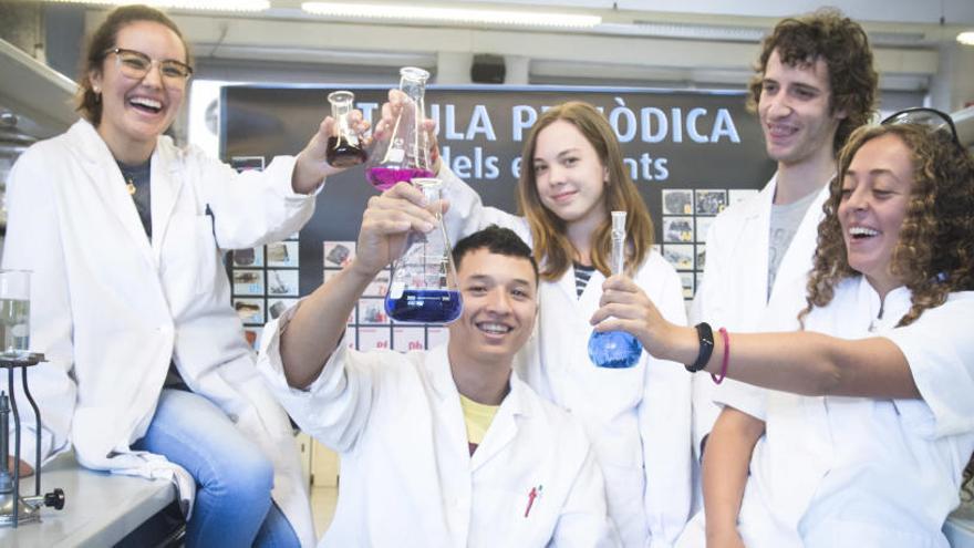 Estudiants de química al laboratori de la Universitat UPC