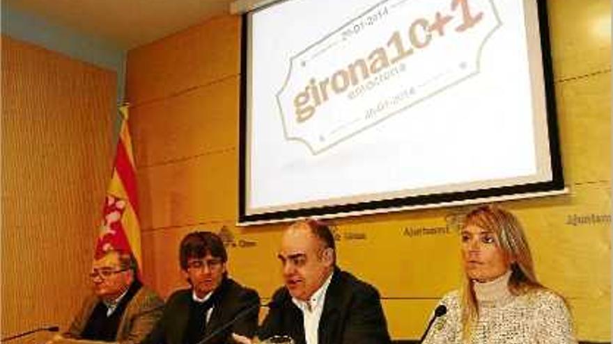 Frederic Gómez, Carles Puigdemont, Xavier Nicolazzi i Coralí Cunyat, ahir, durant la presentació.