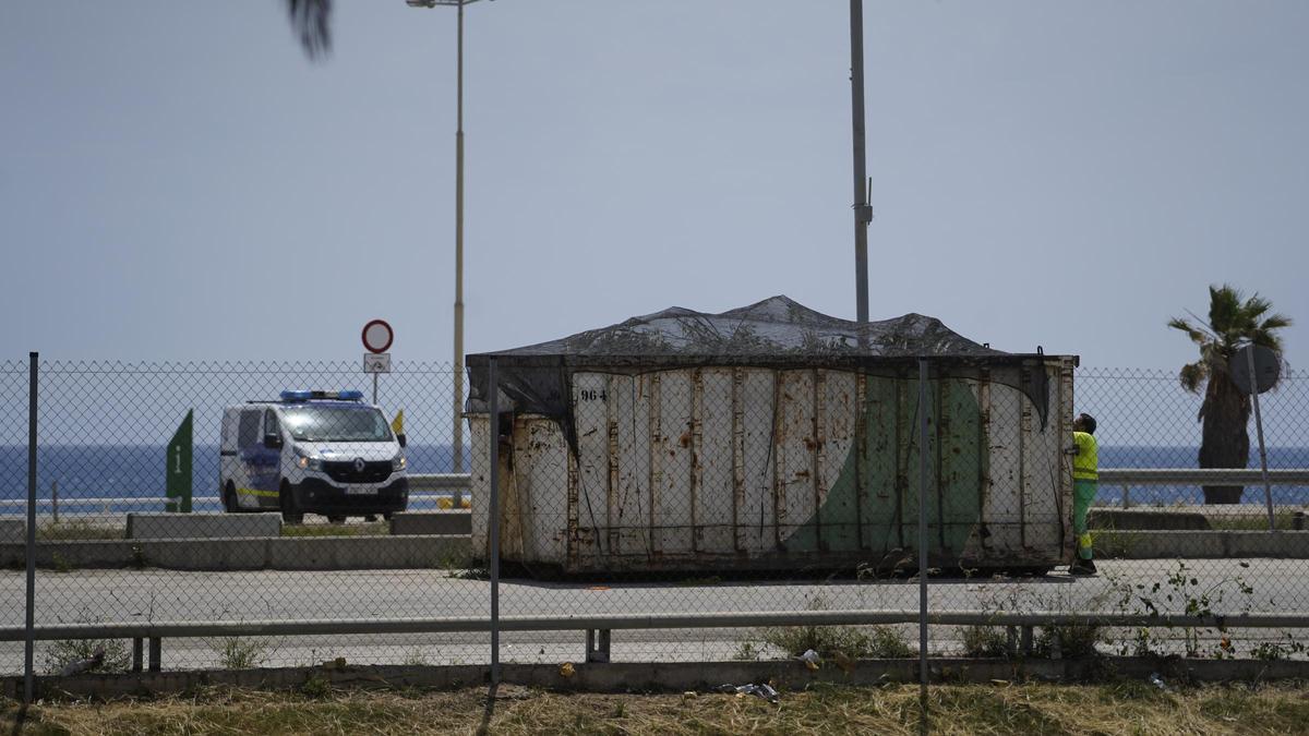 Desmantelado el campamento de barracas frente a la playa de La Nova Mar Bella