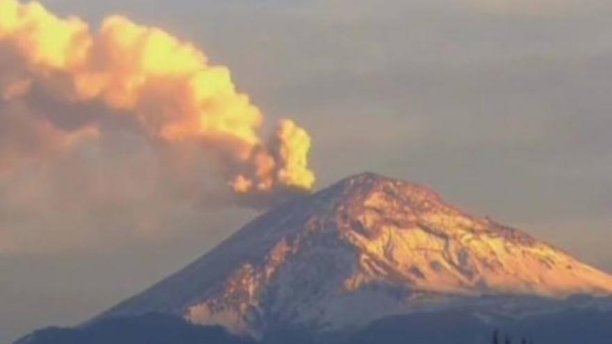 El Popocatepetl tiñó de rojo el cielo con la erupción del domingo