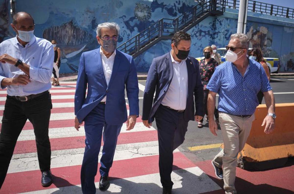 Román Rodríguez visita el Puerto de Los Cristianos