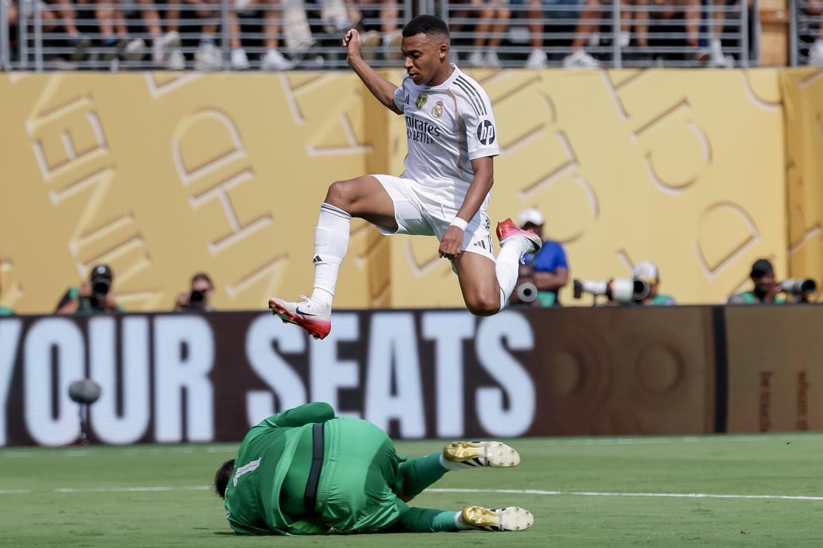 Kylian Mbappé, ante Gianluigi Donnarumma, en el PSG - Real Madrid de semifinales del Mundial de Clubes.