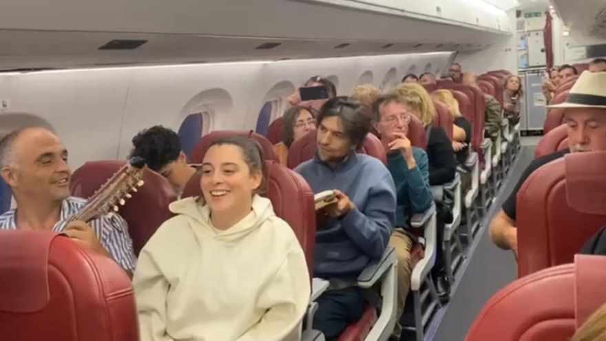 Domingo Rodríguez y Yeray Rodríguez cantan villancicos a bordo de un Binter