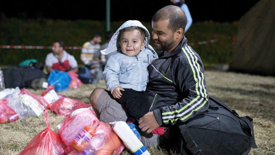 Un refugiado sirio y su pequeño, en la localidad de Heiligenkreuz, situada en la frontera austrohúngara