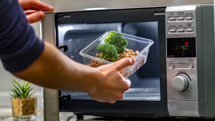 El truco del vaso de agua para descongelar comida en el microondas