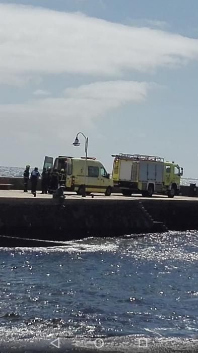 Traslado de un menor lesionado en el muelle de Arinaga