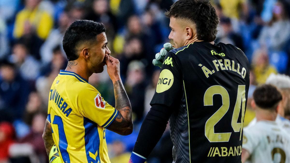 Viera dialoga con Ferllo, antes del fatídico lanzamiento de pena máxima.