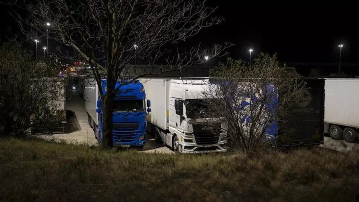 Camions estacionats de nit a l’autopista AP-7