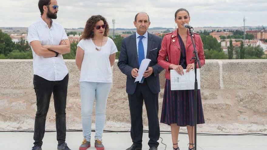 Óscar de la Fuente, Cecilia Serrano, Aurelio Tomás y Canto Marbán en el mirador.