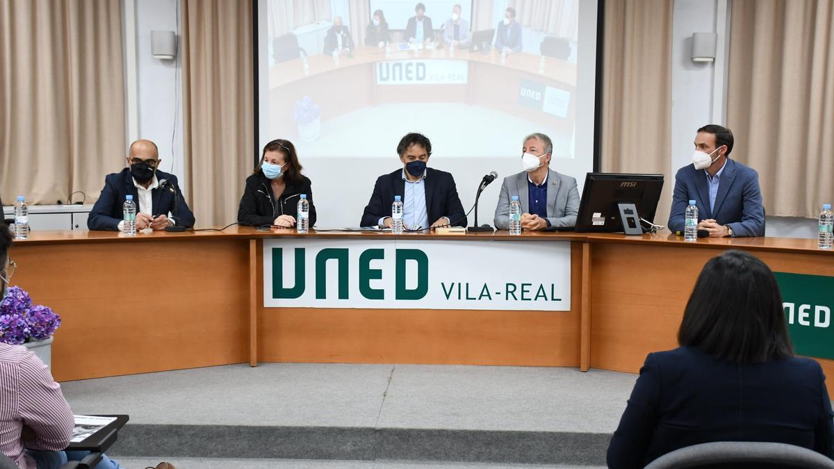 El acto de clausura de la exposición sobre las mujeres en Etiopía ha incluido una conferencia en el salón de la UNED de Vila-real.