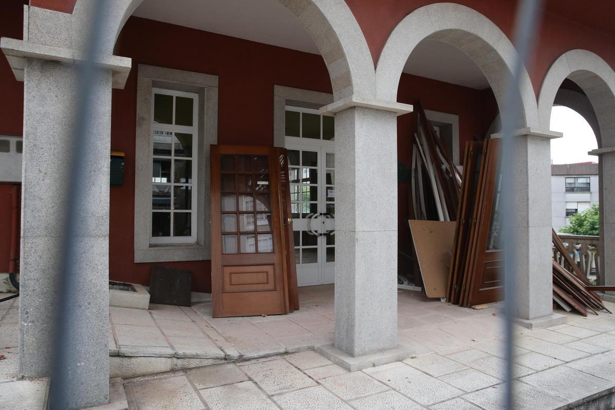 Puertas y otro material desmontado en el recinto de la biblioteca Torrente Ballester de Bueu.