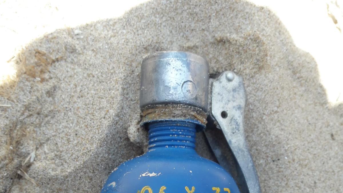 Los bañistas encuentran una granada de mano en la playa de les Deveses de Dénia