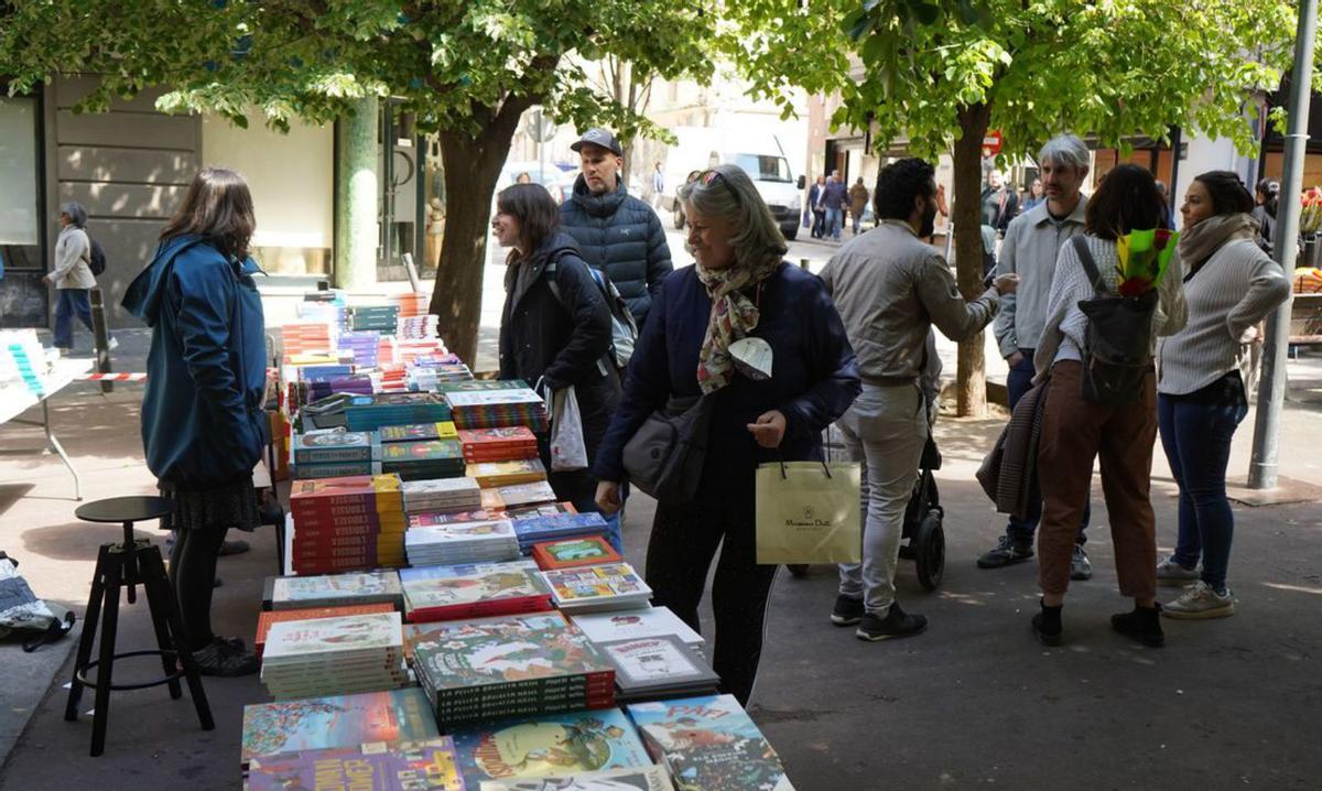 L’estrenada parada de la llibreria Poques Paraules, a la plaça Clavé | MIREIA ARSO
