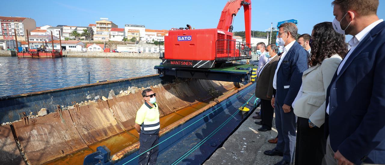 La visita de Feijóo y Quintana al puerto de Laxe.